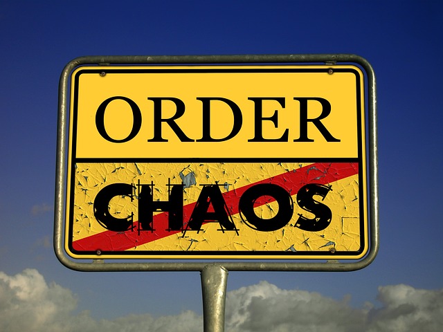 Straßenschild von Chaos zu Ordnung