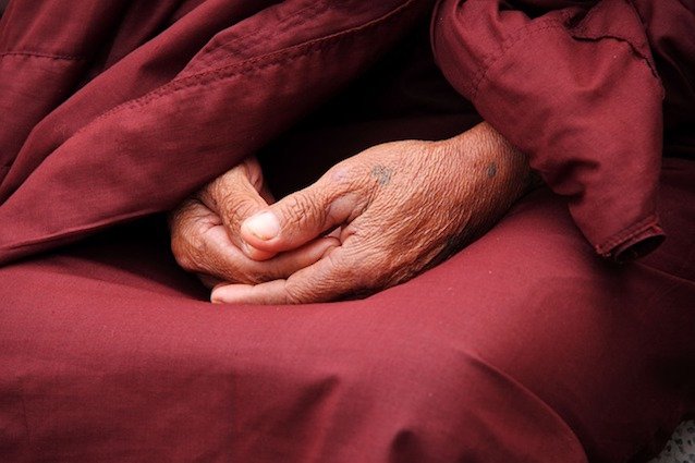 Meditation lernen - Hände eines Mönchs